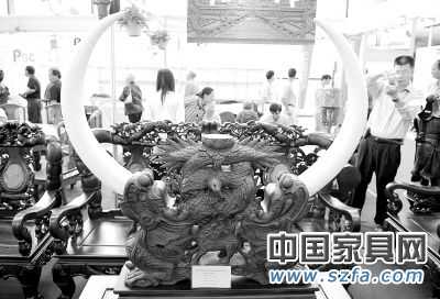 　　曾經(jīng)高達8000萬元一套的紅木家具如今不到60萬元。&ldquo;不僅原料價格超跌，家具市場也有價無市&rdquo;，業(yè)內(nèi)稱&ldquo;令人心痛&rdquo;記者周華攝