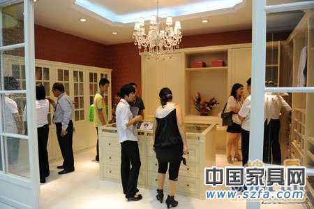 家具進(jìn)口與國(guó)產(chǎn)博弈 警惕定制家具市場(chǎng)“潛伏”問題 家具進(jìn)口與國(guó)產(chǎn)博弈 警惕定制家具市場(chǎng)“潛伏”問題