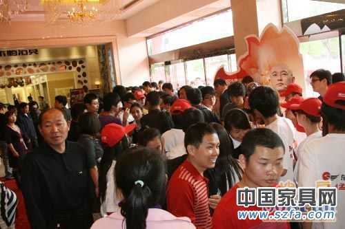 孟非簽售現(xiàn)場(chǎng)人潮洶涌 孟非簽售現(xiàn)場(chǎng)人潮洶涌