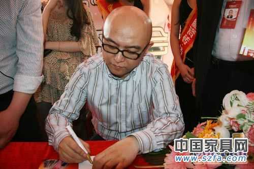 非誠(chéng)勿擾》的主持人孟非到東鵬陶瓷閩龍的旗艦店來簽售 非誠(chéng)勿擾》的主持人孟非到東鵬陶瓷閩龍的旗艦店來簽售