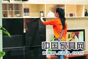 板材和其他材料的結合，成為板式家具設計的一個方向。