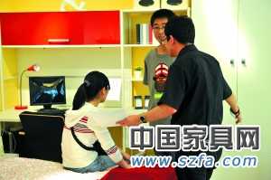 盡管目前板式家具的利潤變薄，但依然是市場的消費主流。本報記者 李飛 攝