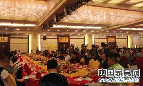 家居、建材行業(yè)的500余位廠家、經(jīng)銷商代表現(xiàn)場參加招商推介會