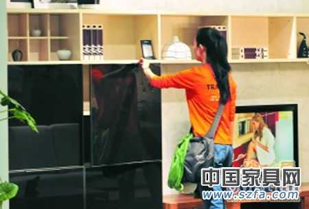 板材和其他材料的結(jié)合，成為板式家具設(shè)計(jì)的一個(gè)方向