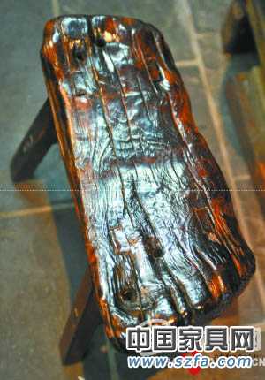 老船木制作的家具別有風(fēng)味。