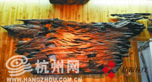 老船木制作的裝飾品。