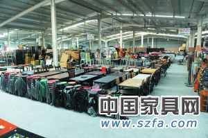 目前的二手家具市場內(nèi)仍以板式家具交易為主，幾乎看不見紅木家具的影子。