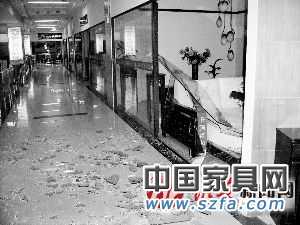 不同意漲租金就砸玻璃？家具廣場(chǎng)店家人人自危