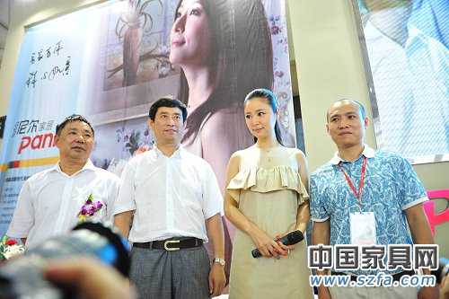 派尼爾家居代言人林心如與中國家協(xié)理事長朱長嶺、派尼爾家居總經(jīng)理鄧啟平合影