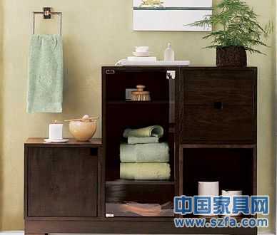 安裝浴室柜時經(jīng)常需要在箱體板上開鑿打孔，多功能封邊膠條能夠緊裹板材切割邊緣，起到較好的防水防潮作用