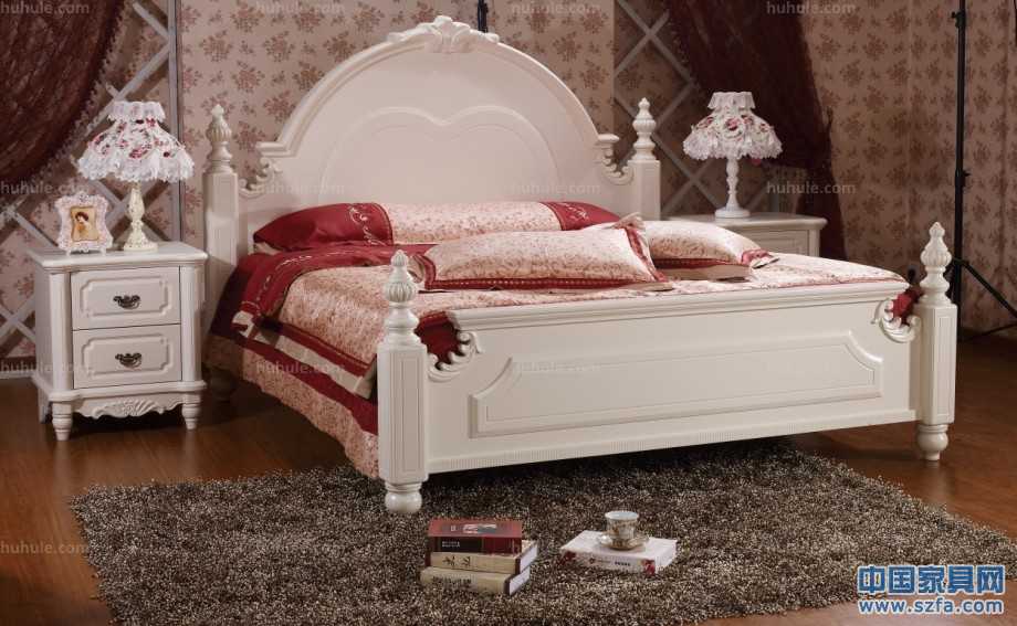 美式田園風(fēng)格1.8米床，床柱為橡木；四個床柱、床頭頂冠等細(xì)節(jié)部位均為實(shí)木經(jīng)過手工精細(xì)雕刻。用料足實(shí)，手感光滑圓潤。顏色為柔和的亞光象牙白，燈光之下，倍感溫馨浪漫。使用環(huán)保油漆加入防黃變因子，經(jīng)久保持原色。