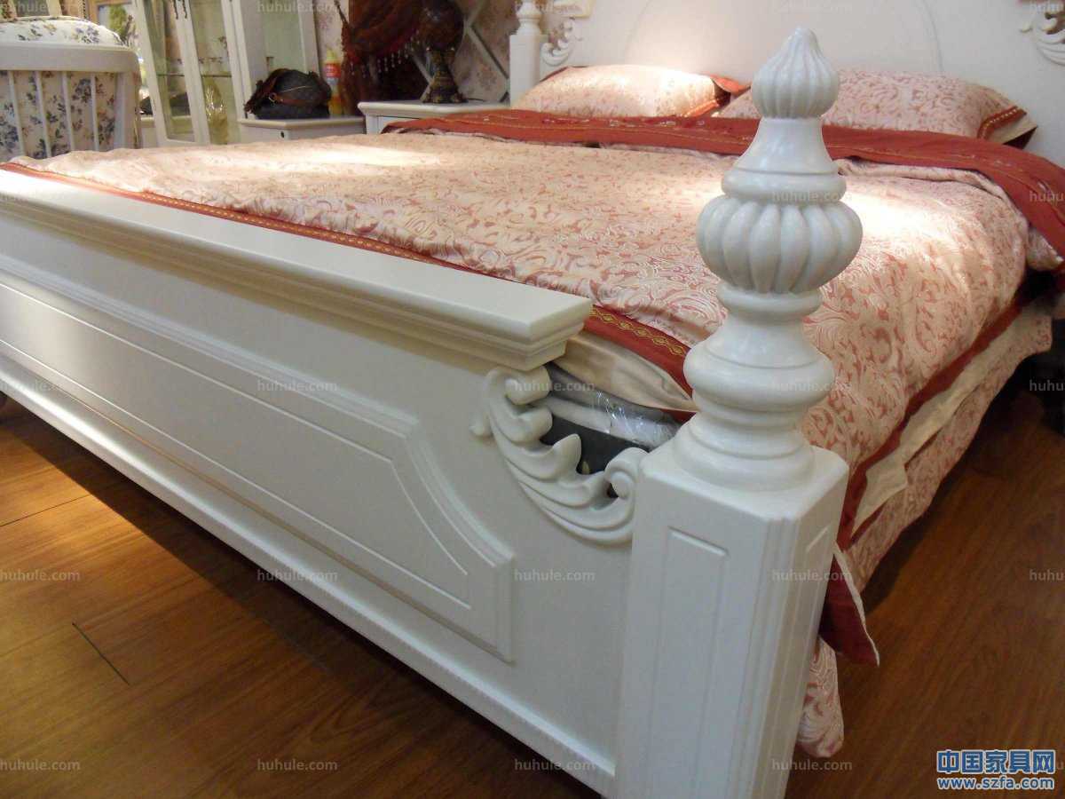 美式田園風(fēng)格1.8米床，床柱為橡木；四個床柱、床頭頂冠等細(xì)節(jié)部位均為實(shí)木經(jīng)過手工精細(xì)雕刻。用料足實(shí)，手感光滑圓潤。顏色為柔和的亞光象牙白，燈光之下，倍感溫馨浪漫。使用環(huán)保油漆加入防黃變因子，經(jīng)久保持原色。
