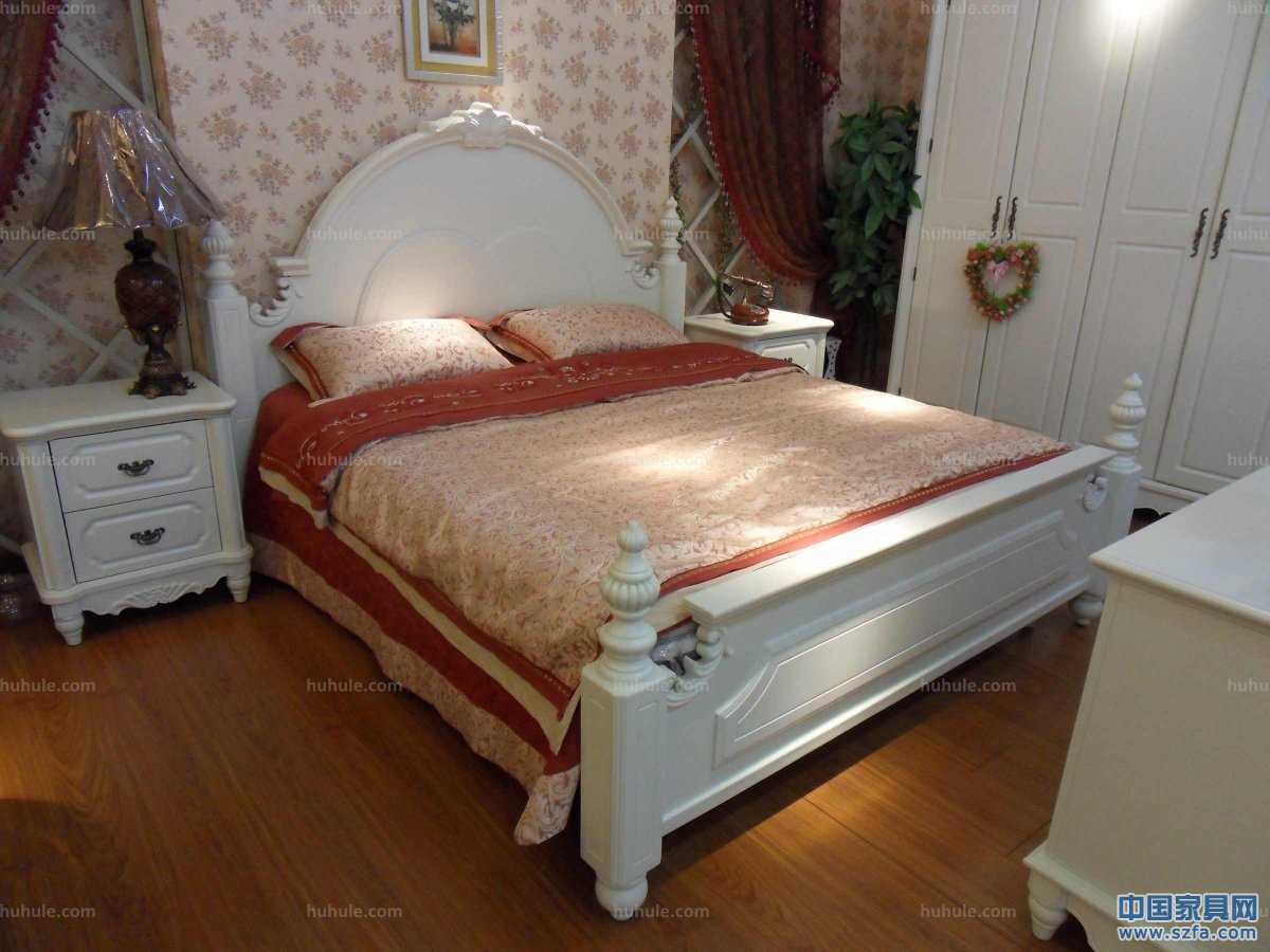 美式田園風(fēng)格1.8米床，床柱為橡木；四個床柱、床頭頂冠等細(xì)節(jié)部位均為實(shí)木經(jīng)過手工精細(xì)雕刻。用料足實(shí)，手感光滑圓潤。顏色為柔和的亞光象牙白，燈光之下，倍感溫馨浪漫。使用環(huán)保油漆加入防黃變因子，經(jīng)久保持原色。