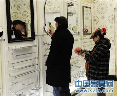  明碼實(shí)價(jià)可以為消費(fèi)者節(jié)約比價(jià)砍價(jià)的時(shí)間和精力。             