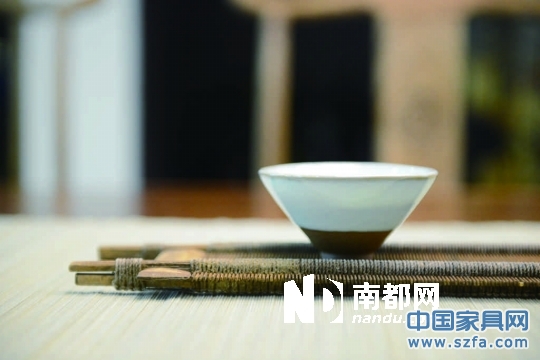 茶桌上的紋路就來自古木本身。