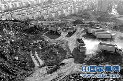 6月1日，廣西防城港市，眾多車輛在挖山造城。圖/CFP