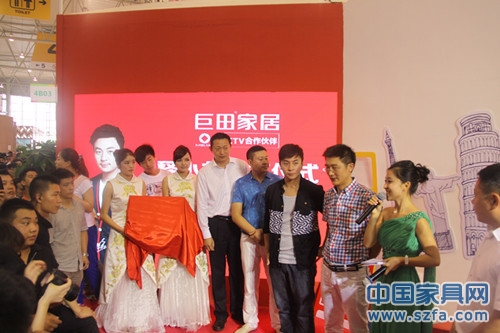 巨田家居董事長楊治國,總裁孫剛與品牌代言人釋小龍合影