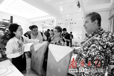 這些年，家具企業(yè)的日子越來越不好過了，很多企業(yè)清醒地意識到：不轉(zhuǎn)型必然是等死。 資料圖片