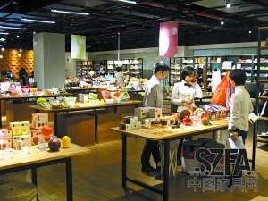 進駐大型購物商場的家品店，人流也比平時多了不少。