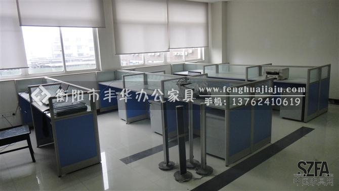 衡陽豐華辦公家具，專業(yè)承接辦公家具相關(guān)工程。歡迎新老客戶訂購、洽談?。? /><br />
<br />
<br />
&nbsp;</span></div>
<div><span style=