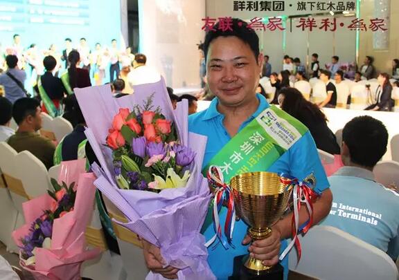 獲得“觀瀾杯”全國紅木雕刻大賽的雕花師傅王國華 獲得“觀瀾杯”全國紅木雕刻大賽的雕花師傅王國華