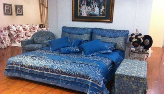 長(zhǎng)春市皇家馬車家具有限公司主要對(duì)產(chǎn)品的購銷和研發(fā)，近年來公司為廣大客戶提供了高效，高質(zhì)，放心省心，舒心的優(yōu)質(zhì)服務(wù)的產(chǎn)品保障。 公司為長(zhǎng)春眾多家庭服務(wù)了沙發(fā)專業(yè)定制，軟床量尺定做、單雙人床、沙發(fā)床、上下床 等業(yè)務(wù)，得到了廣大顧客的信賴和認(rèn)可。  質(zhì)量管理：嚴(yán)格把控每一道制造工序，對(duì)原材料、布和海綿的供應(yīng)商要求其提供環(huán)境保護(hù)標(biāo)準(zhǔn)證書。產(chǎn)品干燥速度及防蟲處理都經(jīng)過嚴(yán)格測(cè)試。類似無紡布這樣的細(xì)節(jié)也符合嗅覺環(huán)保標(biāo)準(zhǔn)。公司承諾：我們的產(chǎn)品將帶給您舒適、健康的生活享受。  我們的優(yōu)勢(shì)： 1、多年的歐式法式家具設(shè)計(jì)生產(chǎn)經(jīng)驗(yàn)  2、公司追求長(zhǎng)期穩(wěn)定的業(yè)務(wù)合作關(guān)系  3、公司位置良好，物流運(yùn)輸便利  4、實(shí)體工廠直接供貨，減少貿(mào)易環(huán)節(jié)成本  5、產(chǎn)品顏色及尺寸可根據(jù)客戶需要更改  6、客戶遍布國內(nèi)各大城市  7、產(chǎn)品出廠到運(yùn)輸，全程提供質(zhì)量保證  8、零售業(yè)務(wù)具有巨大的數(shù)量?jī)?yōu)勢(shì)