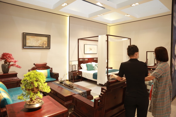 美聯(lián)紅木展館現(xiàn)場(chǎng)，經(jīng)銷(xiāo)商現(xiàn)場(chǎng)咨詢(xún)加盟