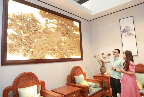 美聯(lián)紅木副董事長(zhǎng)張文海接受騰訊家居紅木記者采訪(fǎng)并介紹大師力作