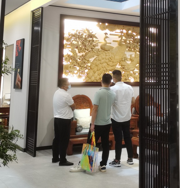 美聯(lián)紅木獨(dú)特的精品力作吸引了一批批觀(guān)展者